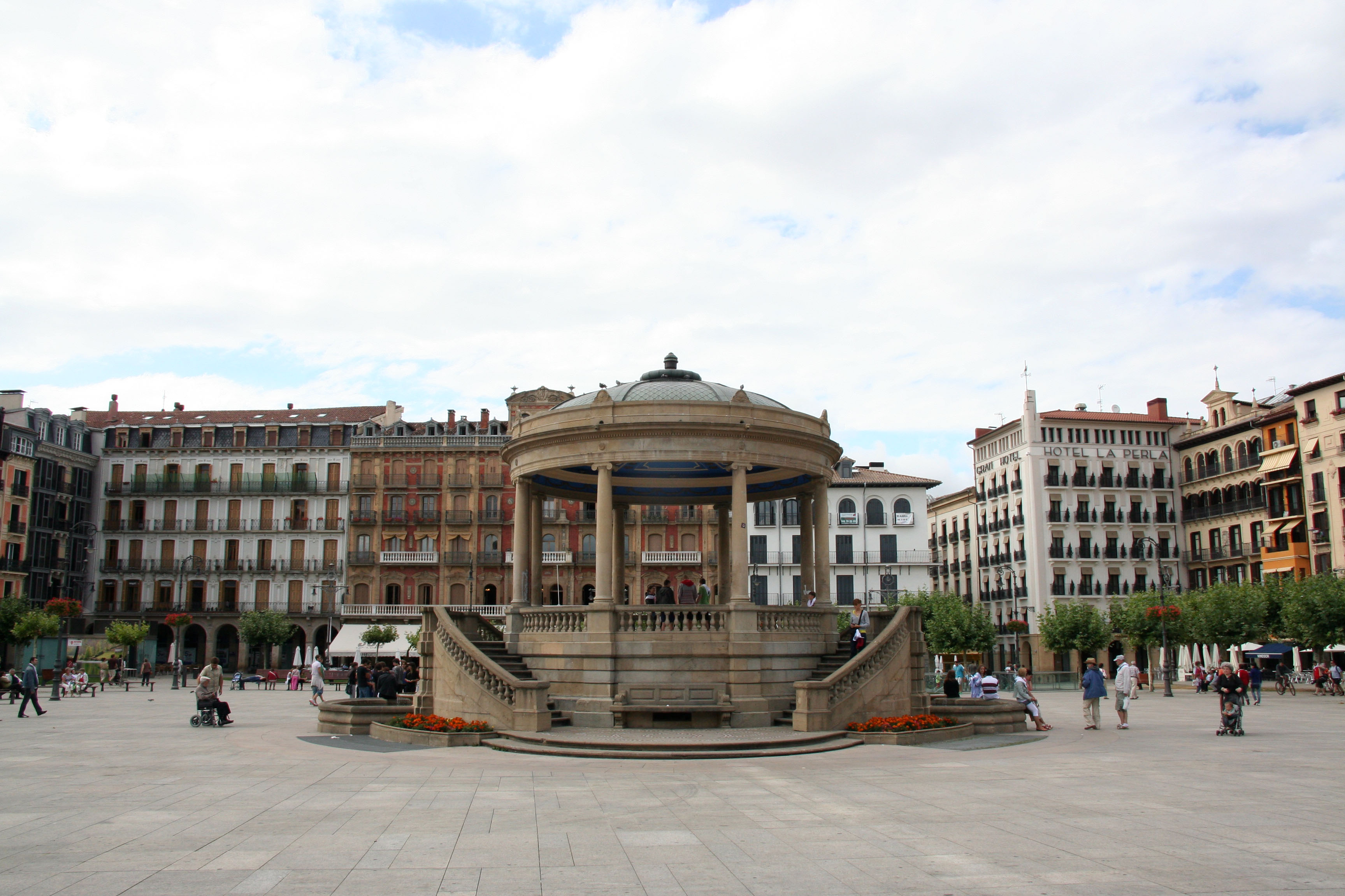 Tener un picnic agujas del reloj Aparador Plaza del Castillo, Pamplona, Navarra, Spain | GibSpain